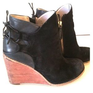 Black Hinge Size 7 Suede Booties